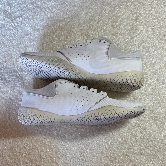 Nike Women's Cheer Shoes White and Gray Athletic Shoes - Picture 3 of 8